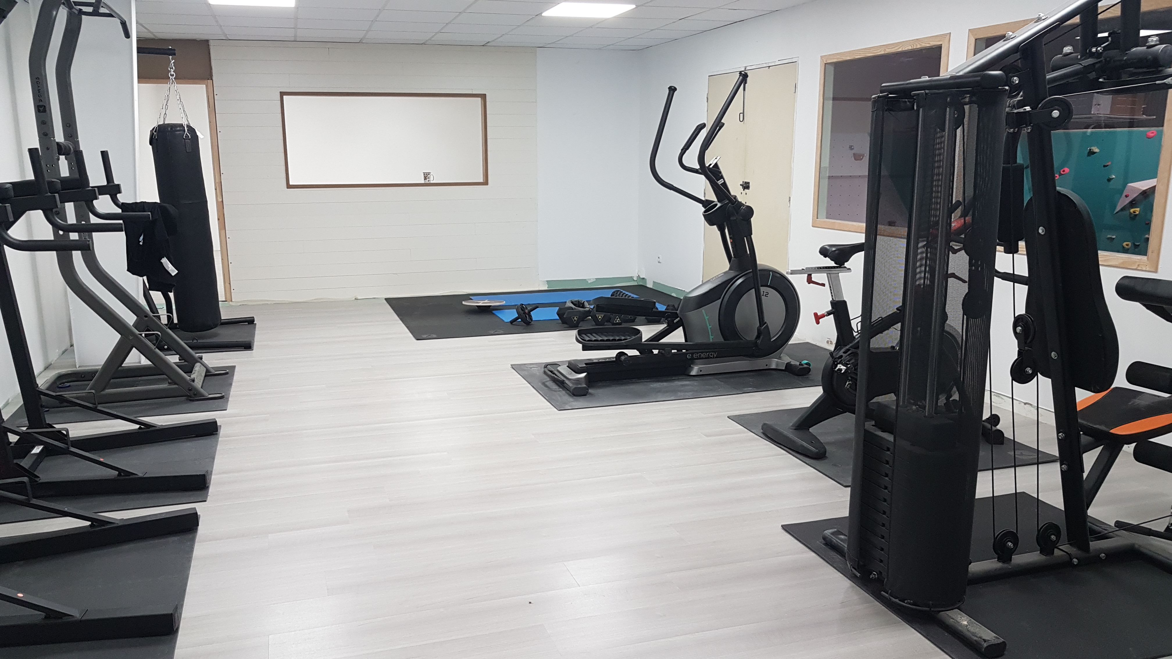 Zone fitness pour le renforcement musculaire en escalade